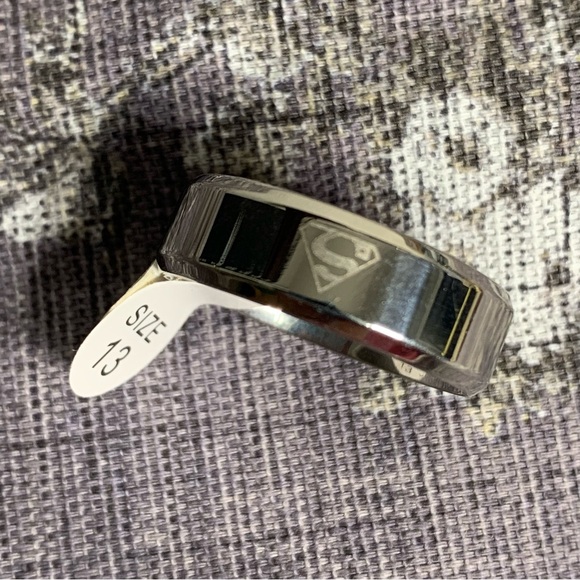NWT Men’s Thick Etched Superman Ring - Picture 1 of 9
